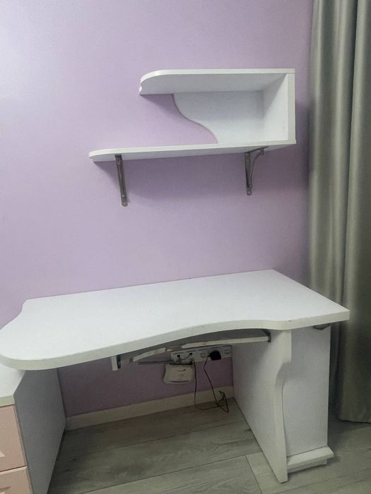 Спальный Гарнітур.Ліжко, Стіл,тумпа, Дзеркало, поличка, пуфік