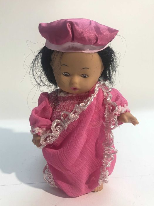 bonecos de varias nacionalidades