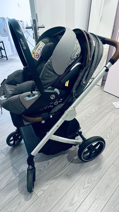 Carrinho de bebê.
