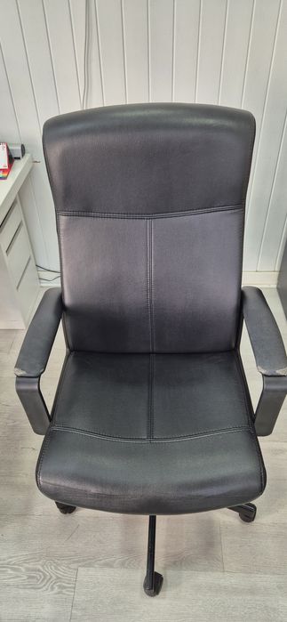 Cadeira escritorio giratória preta em murum pele do Ikea usada