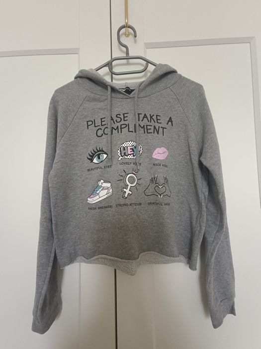 Krótka bluza z kapturem crop bluza z nadrukami