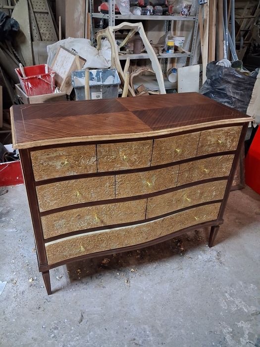 Movel decorado com aplicações a folha dourada