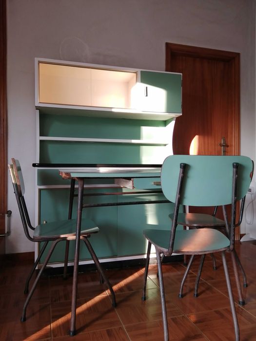 Armário Antigo + mesa + 3 cadeiras