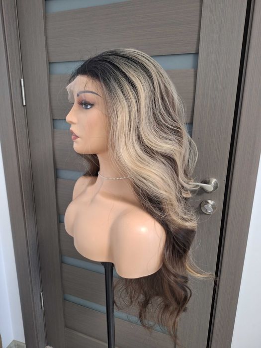 Długa czekoladowa peruka z ombre i blond pasemkami na siateczce