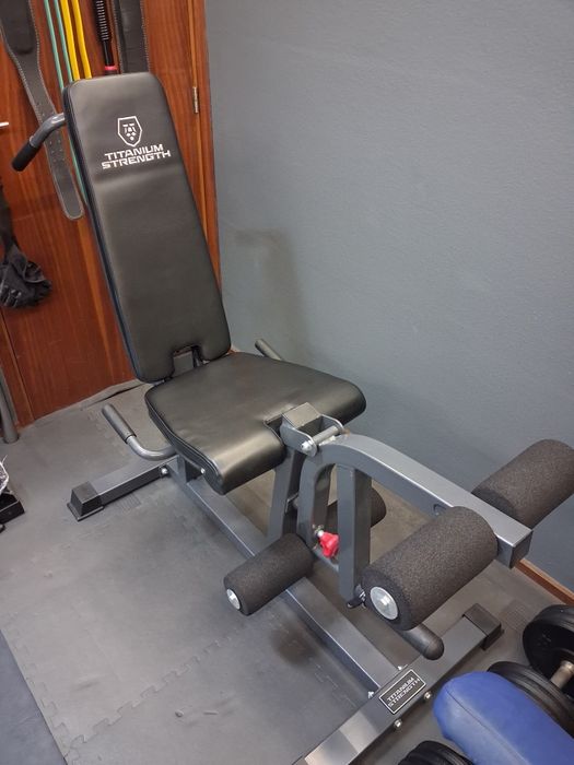 Banco Extensões Quadríceps e Femoral titanium strength Evolution 150CF