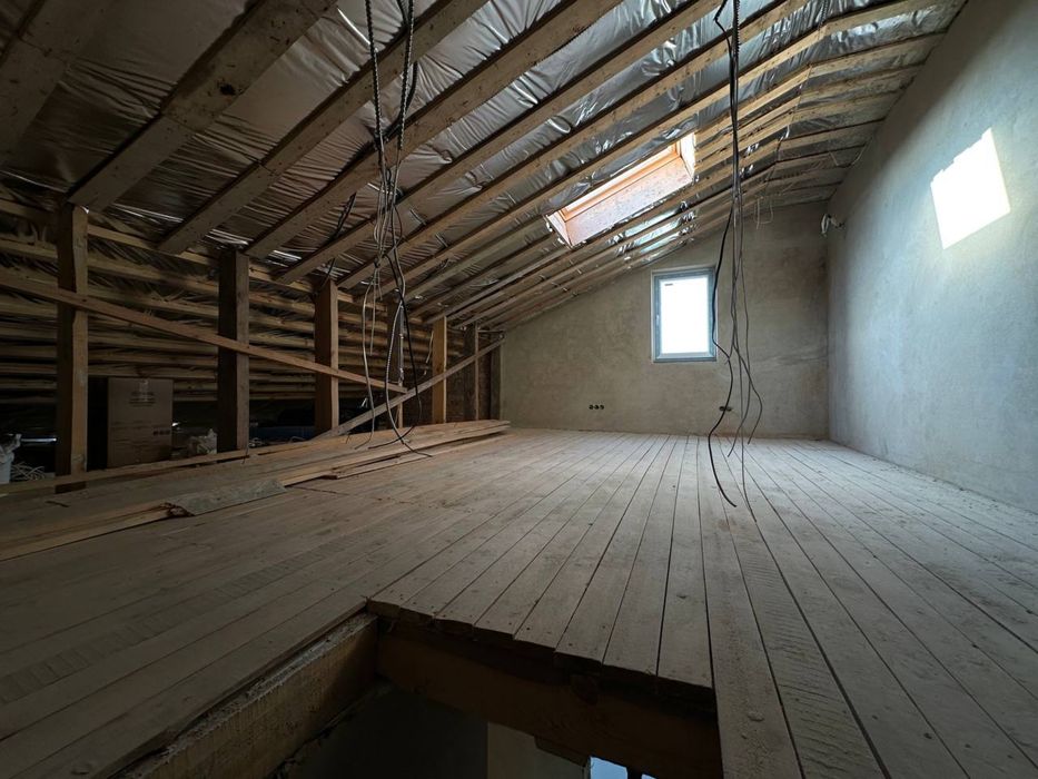 Продам котедж з міськими комунікаціями та гаражем