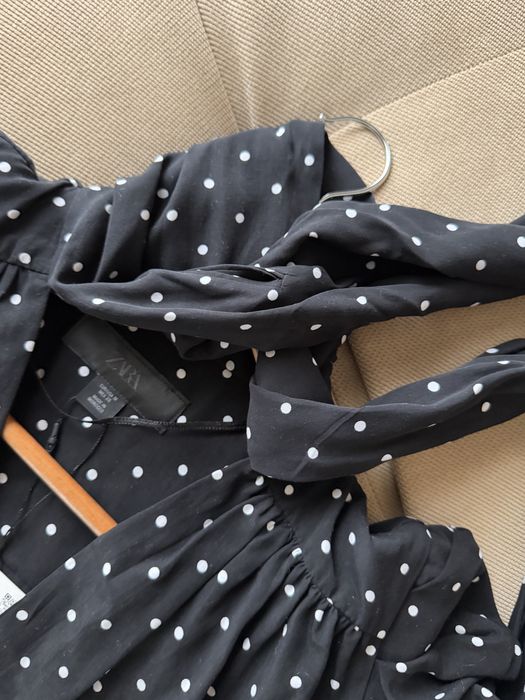 Сукня Zara в горошок з об'ємними плечима — Нова, розмір M платье