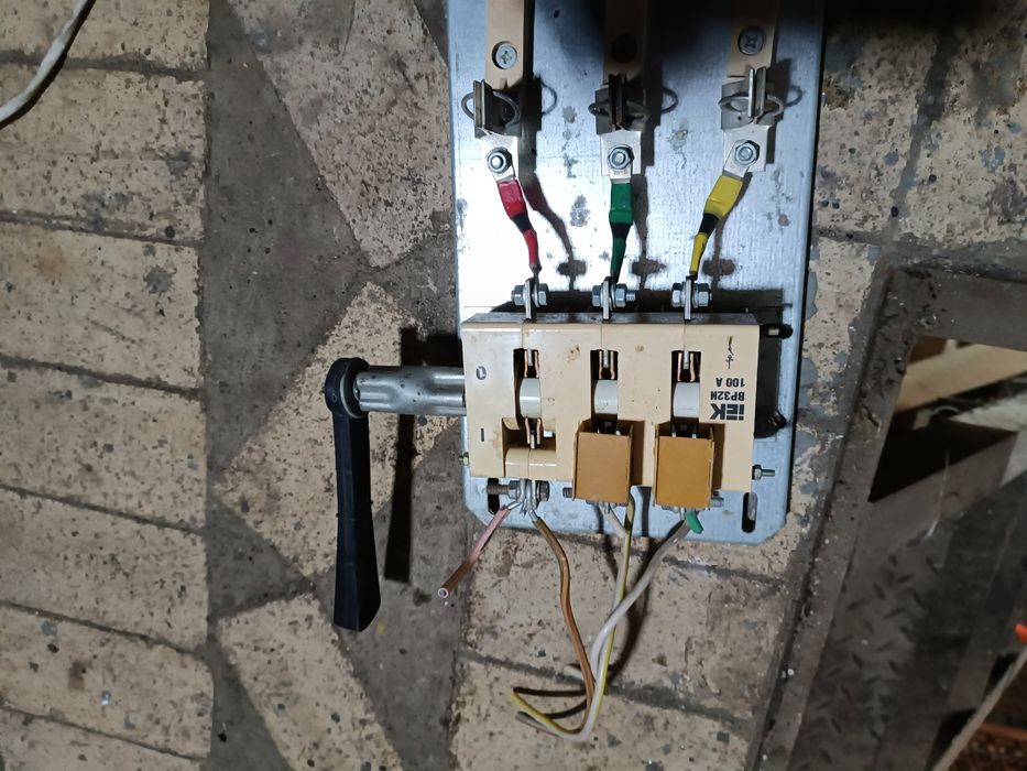 Рубильник трьохполосний беушний