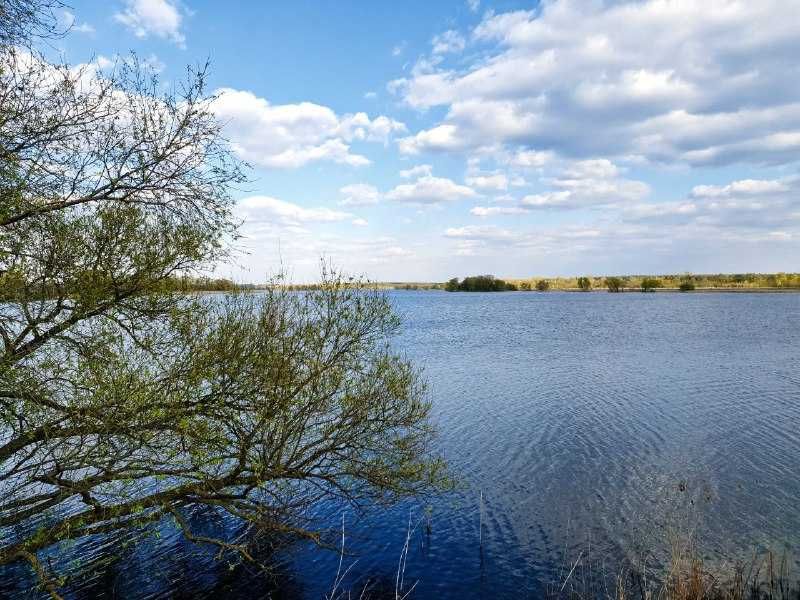 Продаж землі на березі річки під комплекс відпочинку 100 км від Київа