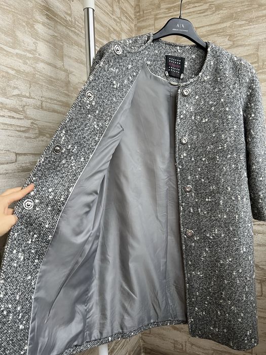 Сіре легке коротке жіноче пальто