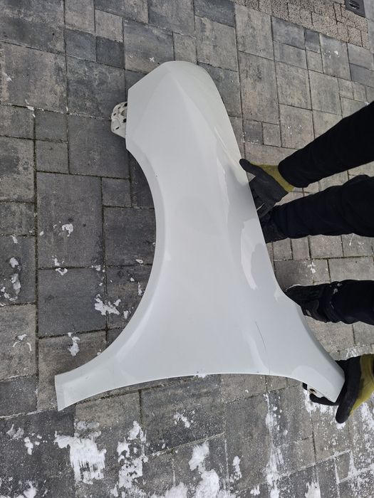 Skoda Octavia 2 04-08 blotnik przedni lewy bialy 1026