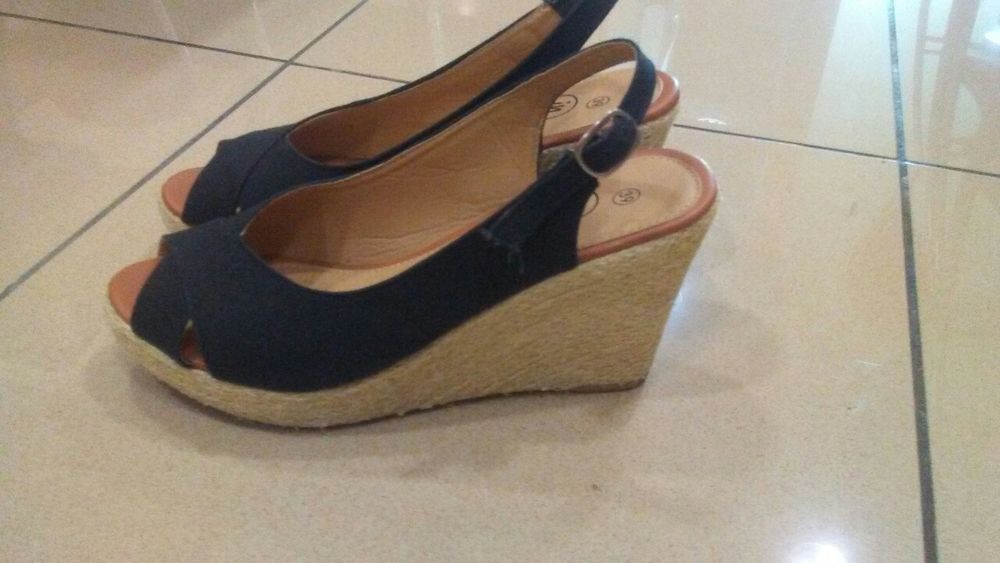 Vendo sandálias tamanho 38.