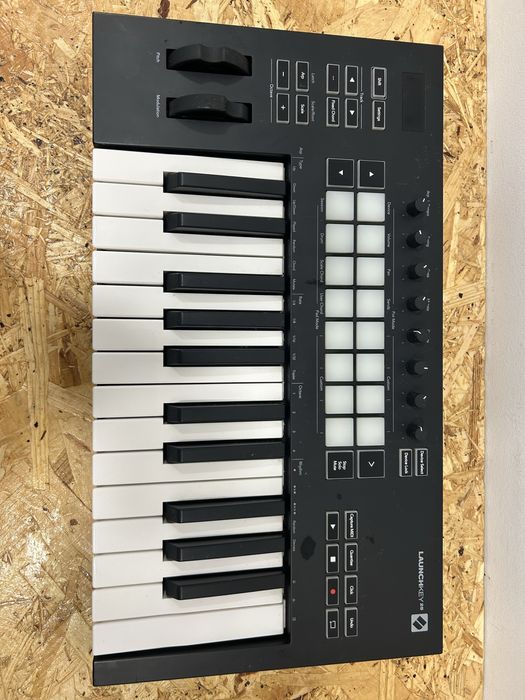 Teclado Controlador MIDI Novation Launchkey MK3