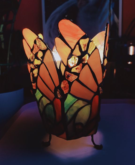 Lampa szkło witrażowe i bursztyn bałtycki motyl