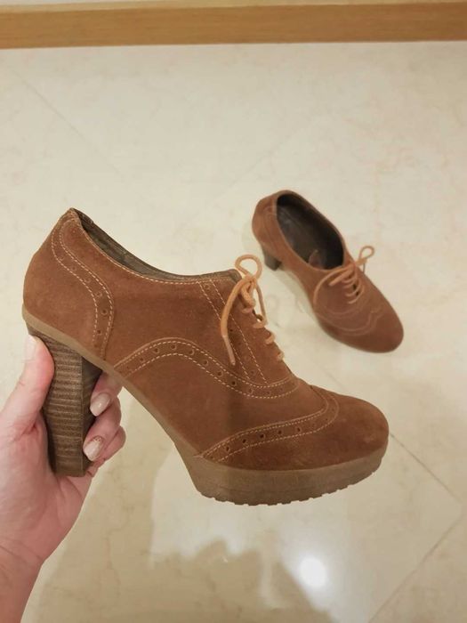 Sapatos de salto alto camel