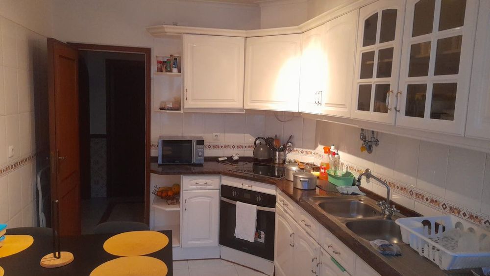 Quarto casal para alugar em Queluz