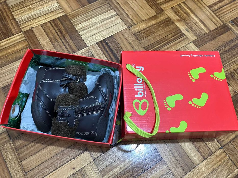 Botas de bebe em pele da Billowy (novas)