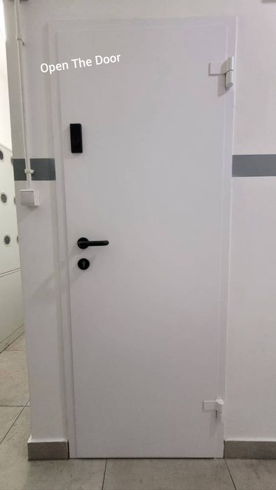Solidne drzwi stalowe do piwnicy/komórki . Montaż drzwi na stare ościeżnice.