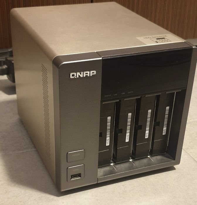 QNAP TS-410 мережеве сховище NAS + 4 диски по 500ГБ