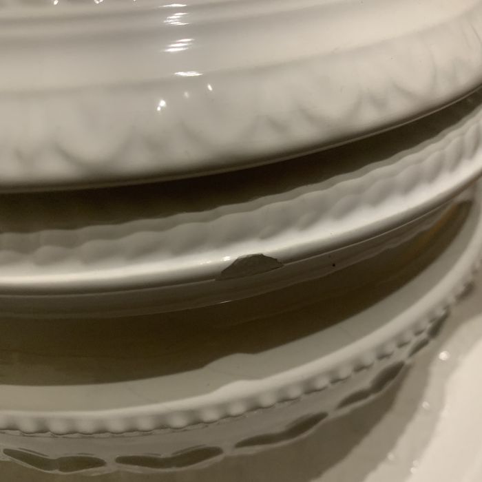 Terrina branca usada