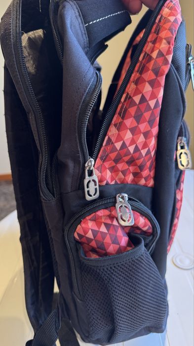 Mochila vermelha e preta
