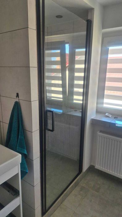 Drzwi prysznicowe uchylne GoodHome Ledava 90 cm czarne/transparentne