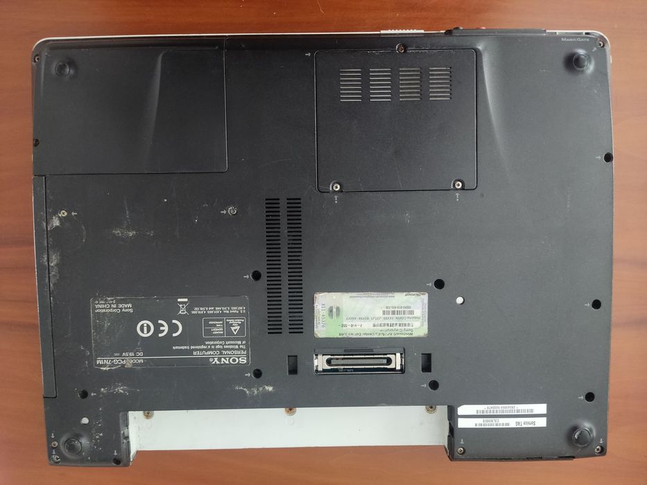 AVARIADO Computador portátil Sony PCG-7N1M sem disco, bateria nem carr