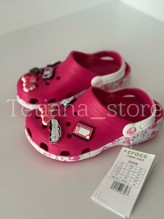 Крокси рожеві яскраві для дівчинки з джибітсами Барбі Crocs Barbie clog classic original C8 C9 C10 C11 C12 C13 J1 J2 J3