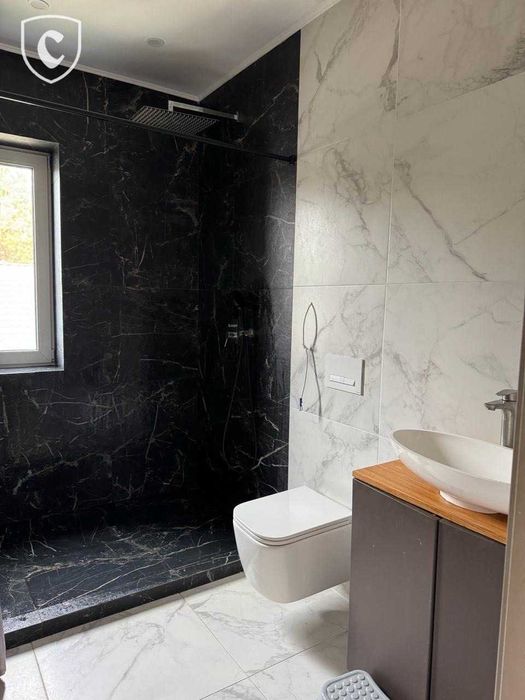 Сучасний будинок 175 м² з терасою та каміном у сосновому лісі.