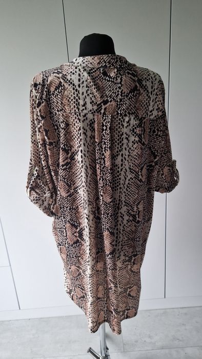 Sukienka o oversaizowym kroju w wężowy wzór L/XL