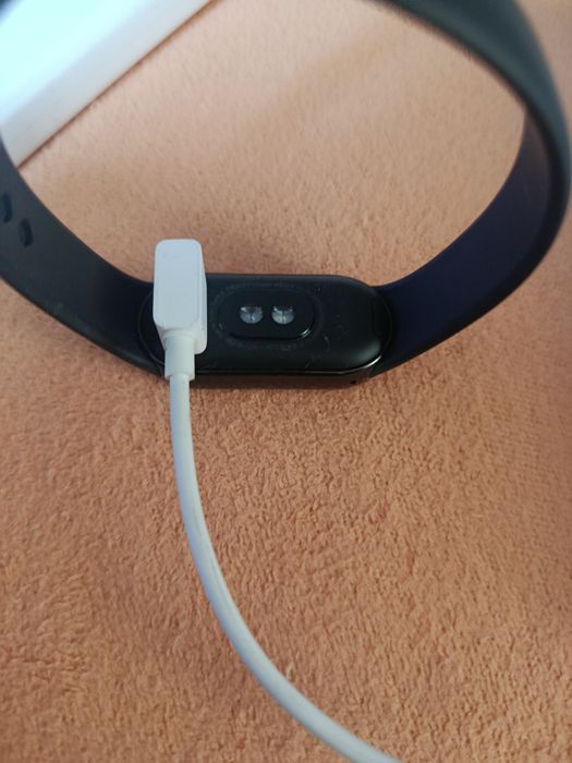 Два фітнес-браслети Xiaomi Smart Band 8 та китайський. 


Це фітнес-бр