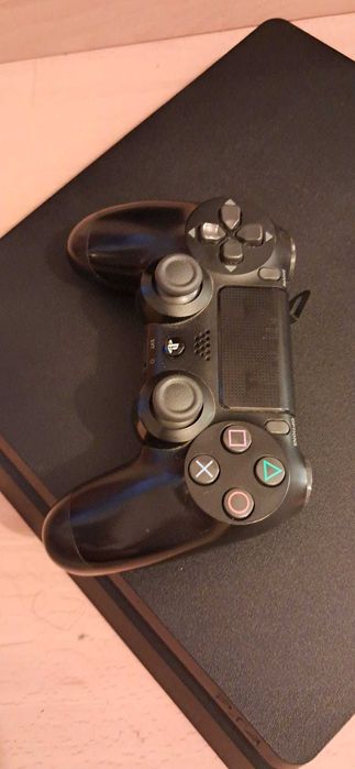 PS4 Slim 1TB com um comando original e um jogo