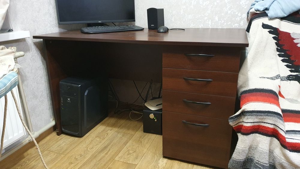 Стол письменный (офисный)