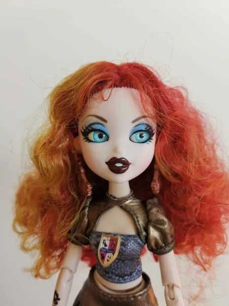 Boneca coleção Bratzillaz - Meygana Broomstix (com o pet Wingzy!)