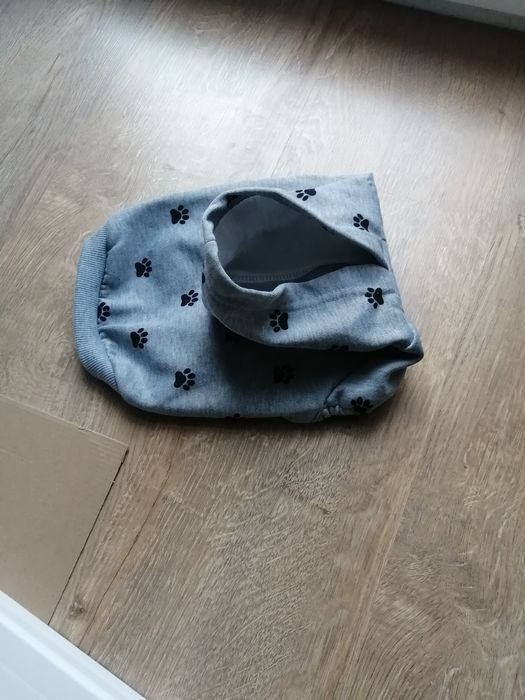 Bluza w łapki dla pieska