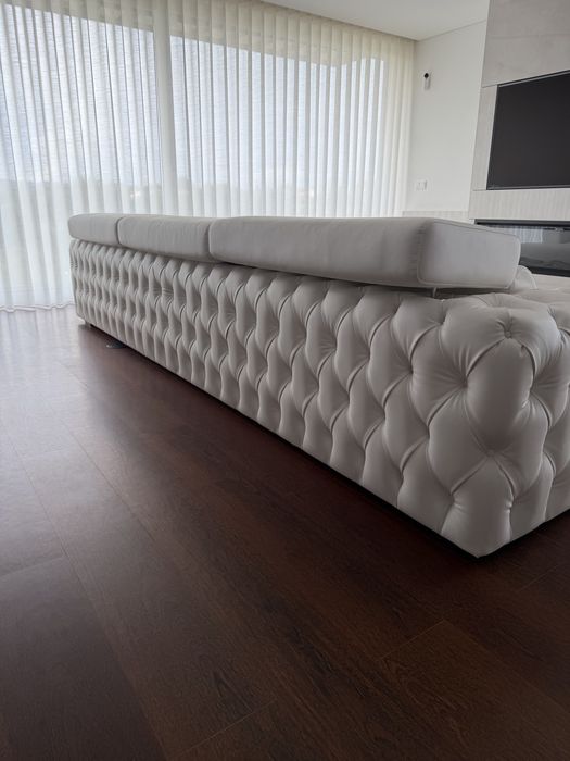 Sofá de Luxo Branco – Design Moderno c/ Capitonê e Puff Independente