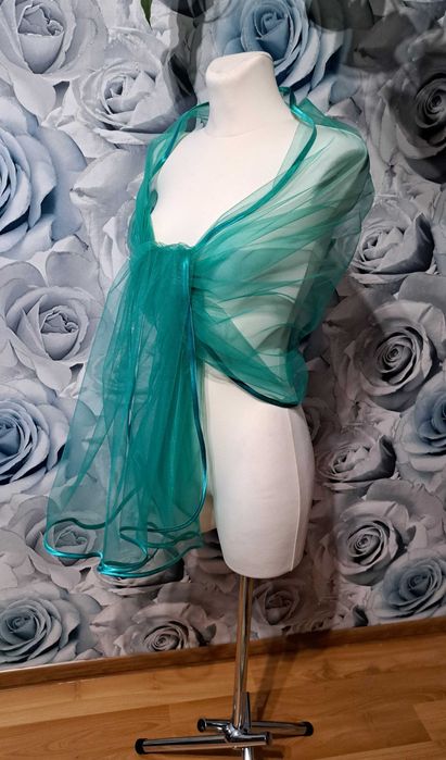 Zielony szal z tiulu