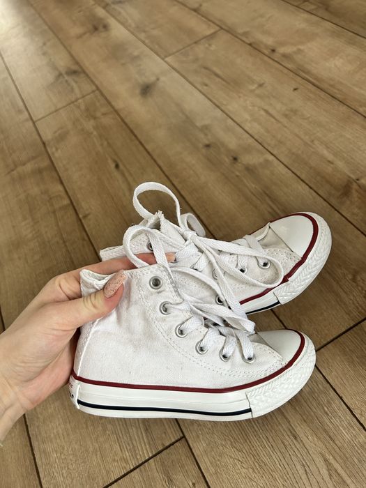 Biale Converse r 27