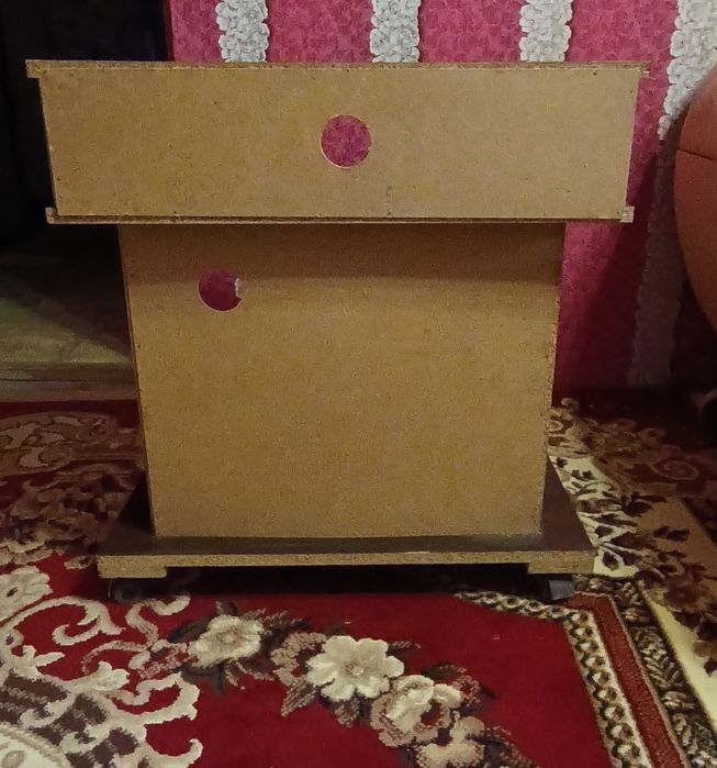 Тумба під тв на коліщаках