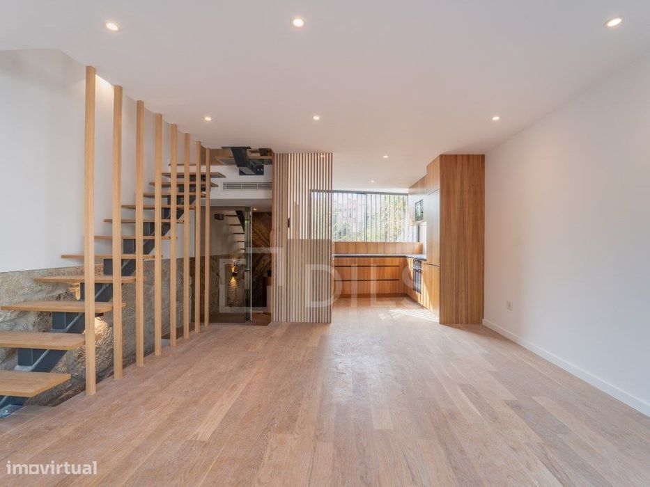 Moradia T4 com garagem situada na Miguel Bombarda, Porto