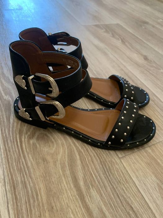 Босоніжки,лофери