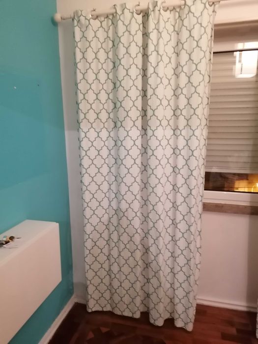 Cortinados com padrão azul e branco com 230 cm de altura