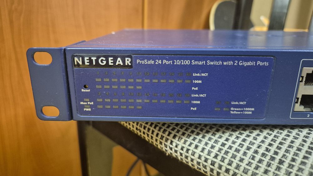 Netgear ProSafe 24 Port 10/100 Smart Switch, 2 Gigabit ports FS726TP