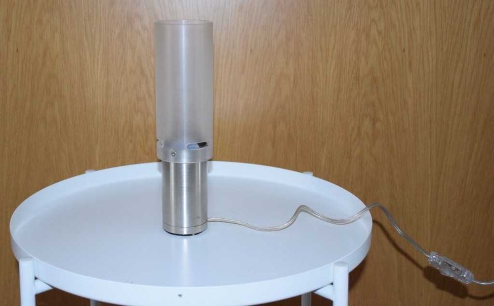 Candeeiro de mesa com base em inox pesada e de elevada qualidade