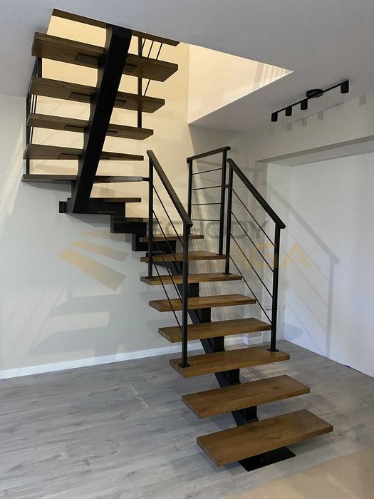Schody loft na konstrukcji stalowej, metalowe, samonośne.