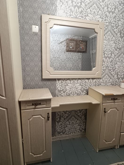 Трюмо з дзеркалом комод