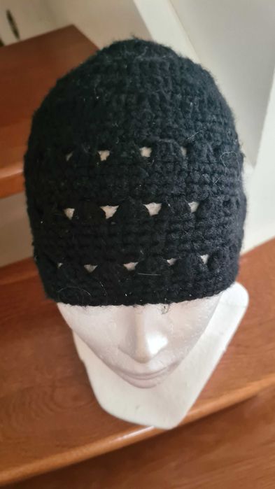 Czarna ażurowa jesienna czapka