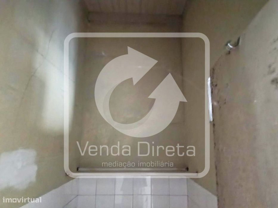 Prédio Urbano de Utilização Mista com Potencial Habitacional e Come...