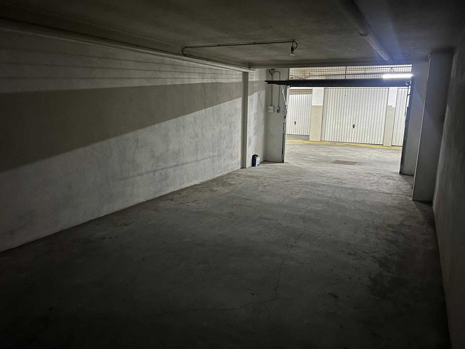 Garagem box fechada – 40,5 m² – junto ao Colégio dos Carvalhos