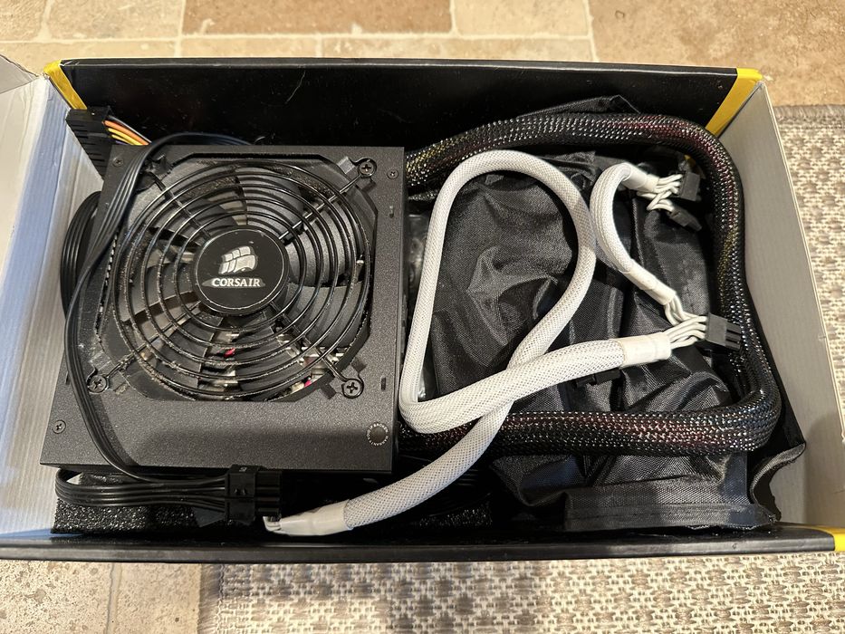 Corsair CS600M z różnymi przewodami